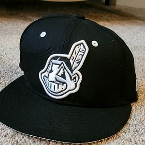 Green Cleveland fitted hat sz 7 1/4